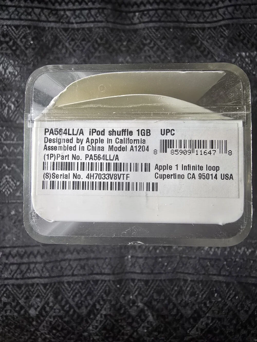 APPLE White Silver Portable I-POD SHUFFLE MP4 Player.